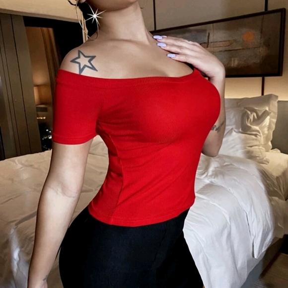 SOLD🏵3/$20 Off The Shoulder Rib Knit Crop Tee - Picture 3 of 4